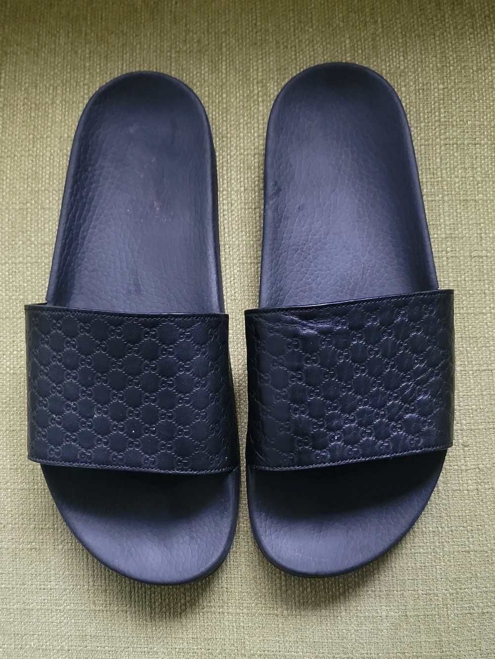 GUCCI Microguccissima Black LeatherMen's Slide Sandals with Embossed Pattern